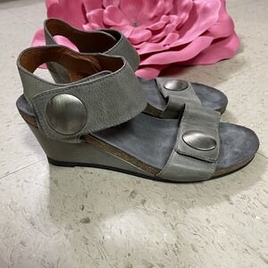TAOS Womens Sz 37 (US 6.5) Carousel 2 Grey Leather Wedge Sandals Hook‎ & Loop